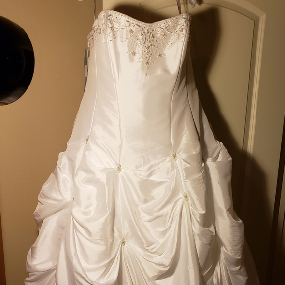 Alfred Angelo Bridal Gown - Picture 2 of 6